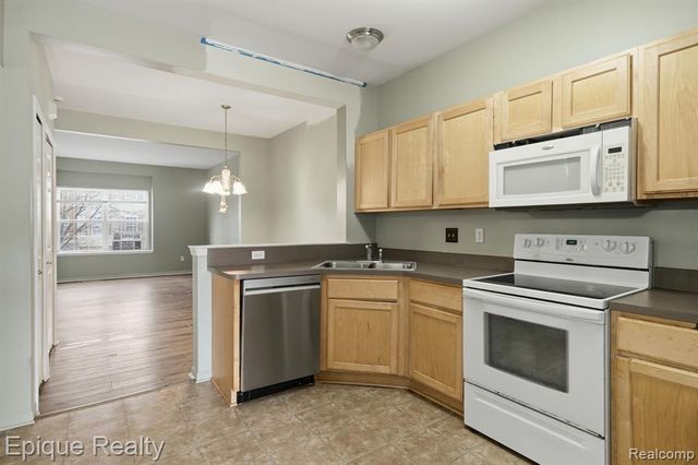 2206 Knotty Pine Trail, Howell, MI 48855