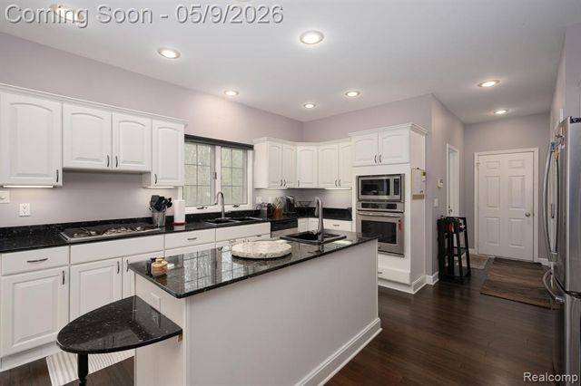 6091 Brookstone Lane, Grand Blanc, MI 48439
