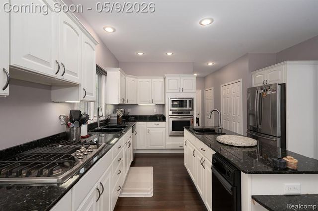 6091 Brookstone Lane, Grand Blanc, MI 48439