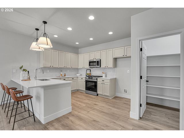 3730 Se OAKLEAF St, Hillsboro, OR 97123
