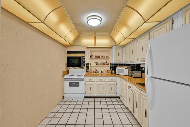 800 Parkview Drive 218, Hallandale Beach, FL 33009