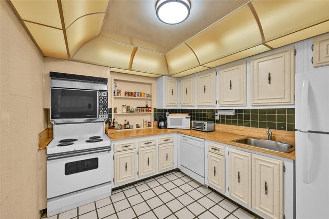 800 Parkview Drive 218, Hallandale Beach, FL 33009