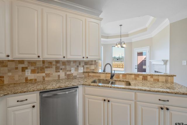100 Thames Dr, Bullard, TX 75757
