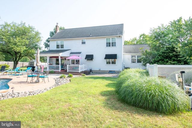 22 W NORTON DR, Churchville, PA 18966