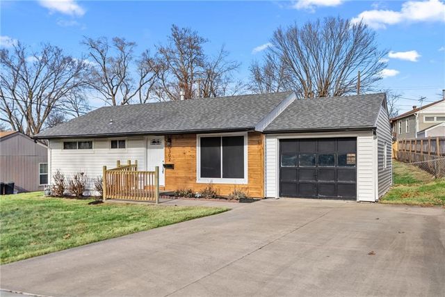 302 Lake Drive, Belton, MO 64012