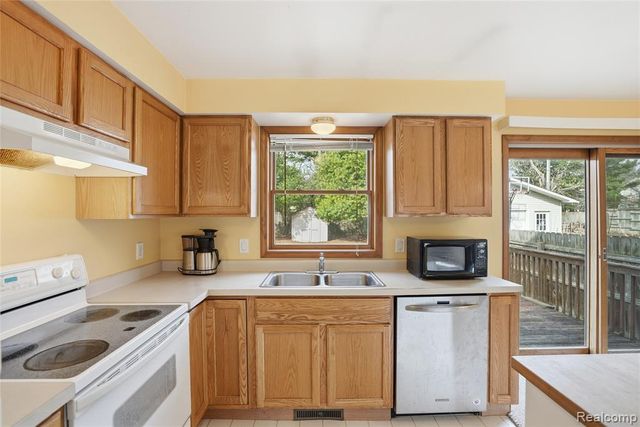 3136 Cherry Tree Lane, Ann Arbor, MI 48108