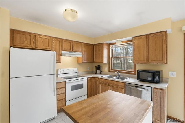 3136 Cherry Tree Lane, Ann Arbor, MI 48108