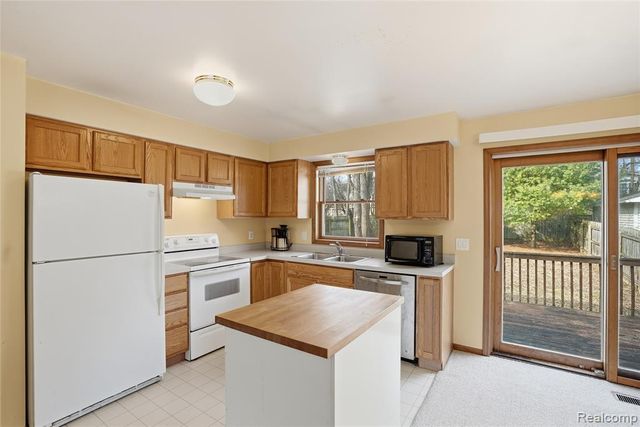 3136 Cherry Tree Lane, Ann Arbor, MI 48108
