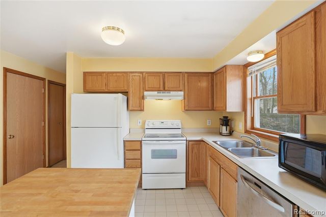 3136 Cherry Tree Lane, Ann Arbor, MI 48108