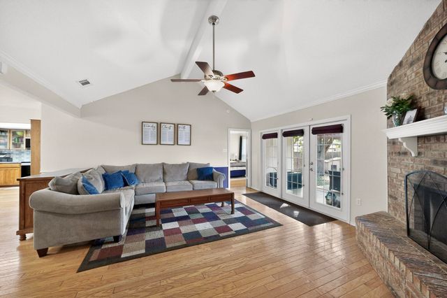 932 Freestone Drive, Arlington, TX 76017