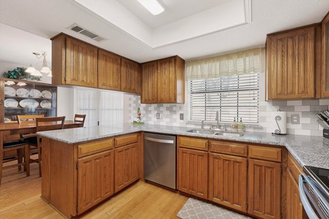 932 Freestone Drive, Arlington, TX 76017