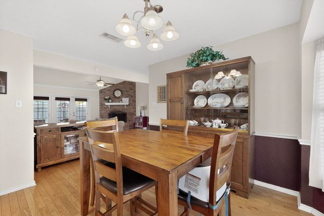 932 Freestone Drive, Arlington, TX 76017