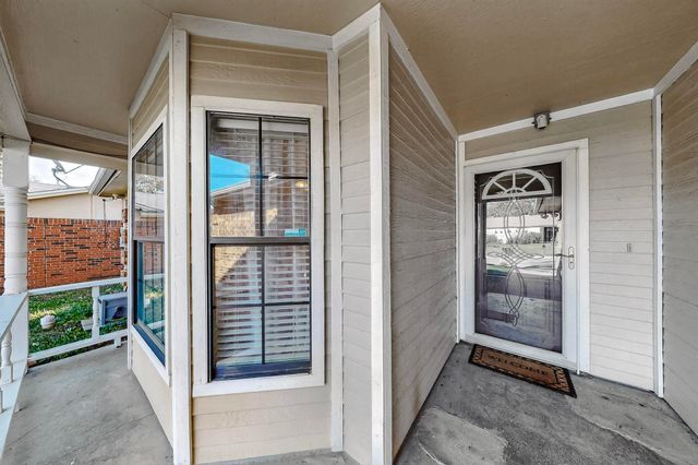 932 Freestone Drive, Arlington, TX 76017