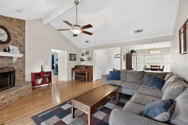 932 Freestone Drive, Arlington, TX 76017