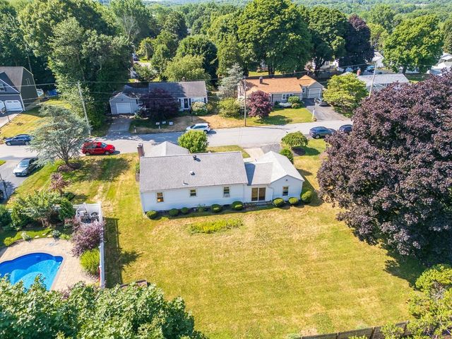 40 Greenfield Rd, Cumberland, RI 02846