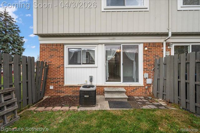 36702 Park Place Drive, Sterling Heights, MI 48310