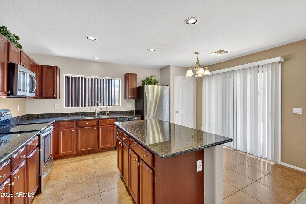 Image 11 of property listing at 40369 W PEGGY Court, Maricopa, AZ 85138