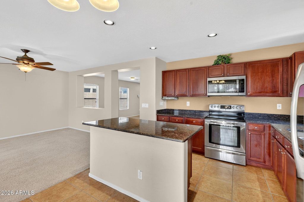 Image 12 of property listing at 40369 W PEGGY Court, Maricopa, AZ 85138