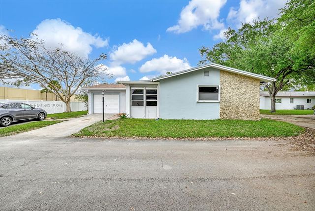 2528 SW Natura Blvd, Deerfield Beach, FL 33441