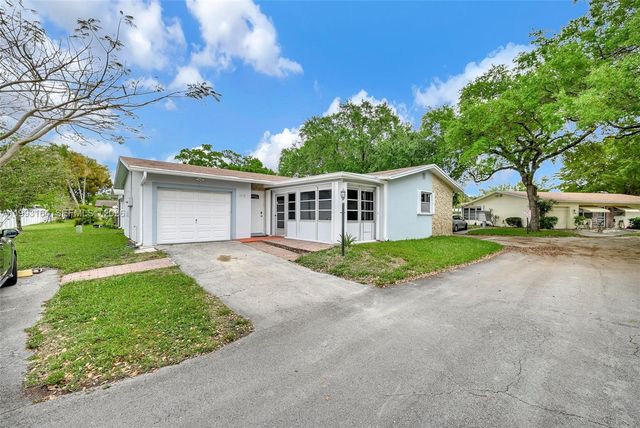 2528 SW Natura Blvd, Deerfield Beach, FL 33441