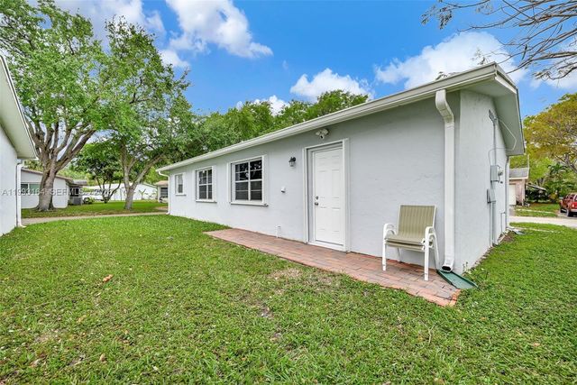 2528 SW Natura Blvd, Deerfield Beach, FL 33441