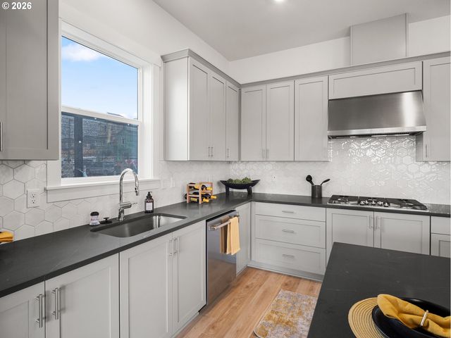11591 Sw Hayrick Ter, Beaverton, OR 97007