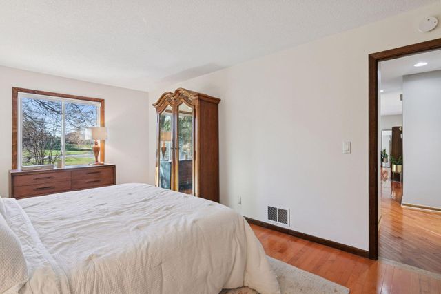 4680 Ridge Cliff Drive, Eagan, MN 55122