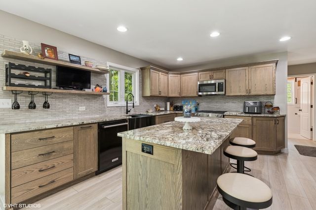 36497 N Hawthorne Lane, Ingleside, IL 60041