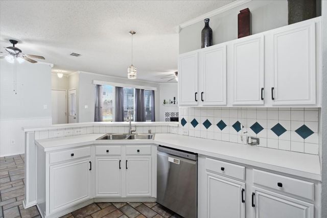 204 Newport Drive, Van Alstyne, TX 75495