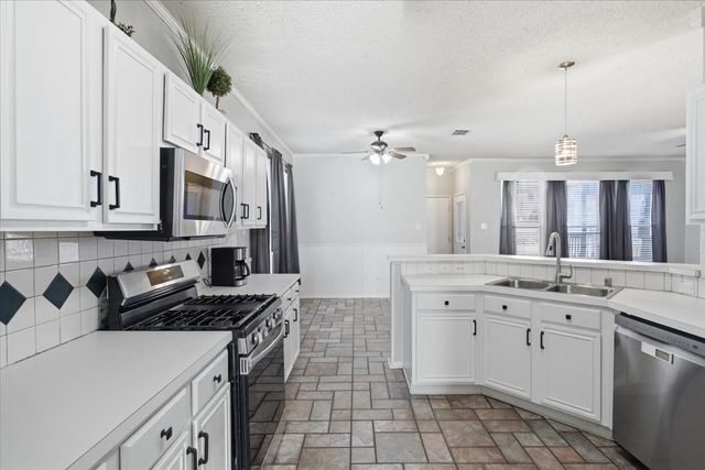 204 Newport Drive, Van Alstyne, TX 75495