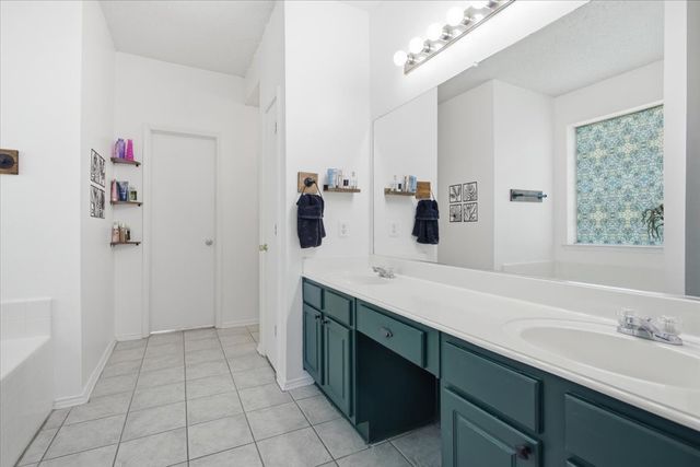 204 Newport Drive, Van Alstyne, TX 75495