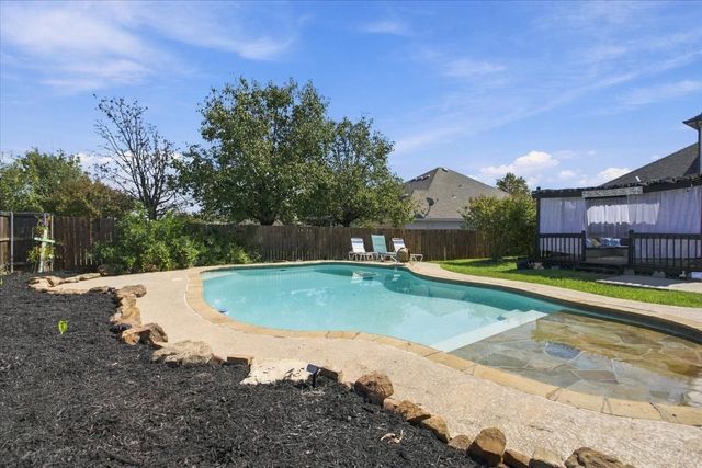 204 Newport Drive, Van Alstyne, TX 75495