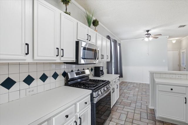 204 Newport Drive, Van Alstyne, TX 75495