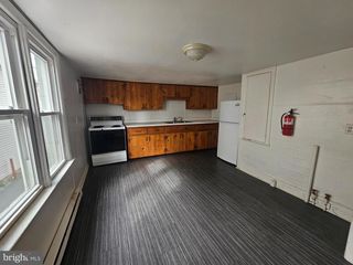 18 S MARKET ST, Mechanicsburg, PA 17055