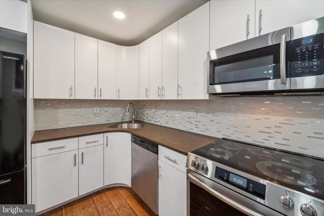 2040 ARCH ST, Philadelphia, PA 19103