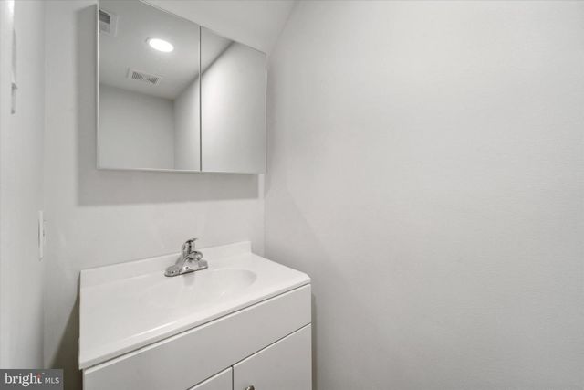 2040 ARCH ST, Philadelphia, PA 19103