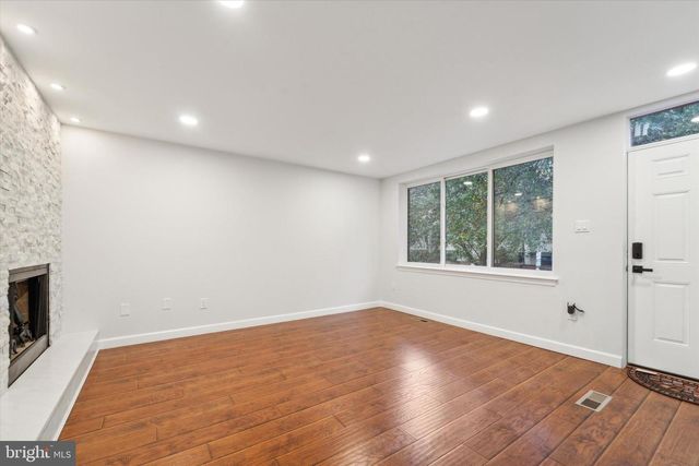 2040 ARCH ST, Philadelphia, PA 19103
