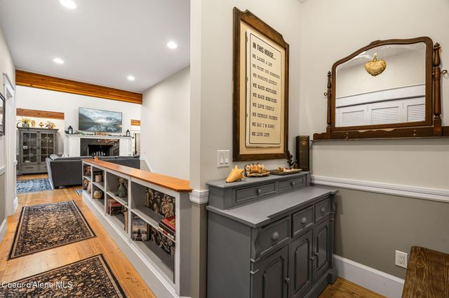 90 Bonnie LN, Sagle, ID 83860