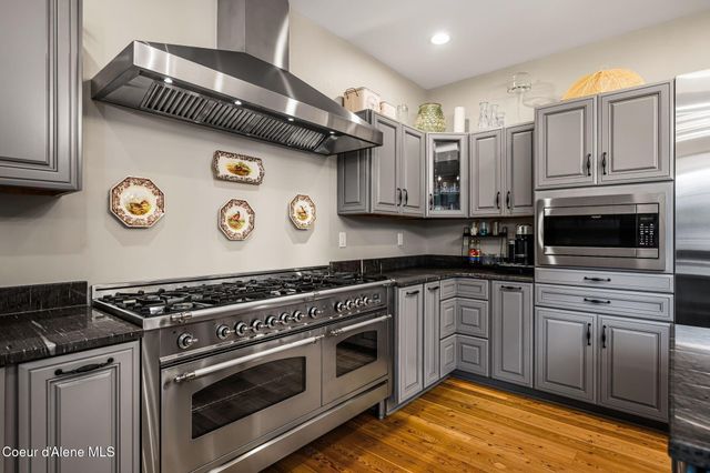 90 Bonnie LN, Sagle, ID 83860