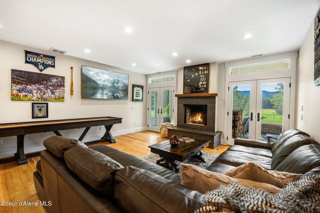 90 Bonnie LN, Sagle, ID 83860