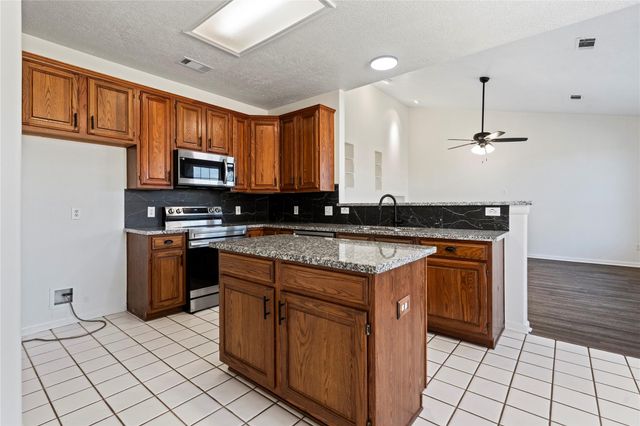 1602 Winston Homestead Drive, Richmond, TX 77406