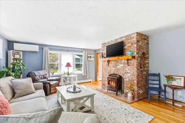 9 Woodridge Rd, Sandwich, MA 02537