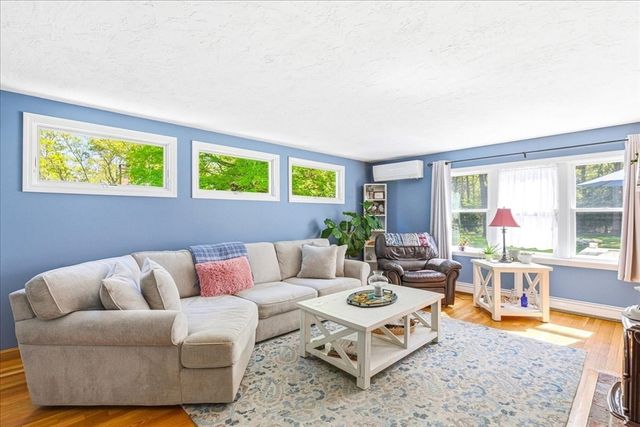 9 Woodridge Rd, Sandwich, MA 02537