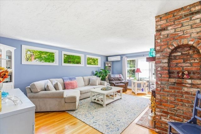 9 Woodridge Rd, Sandwich, MA 02537