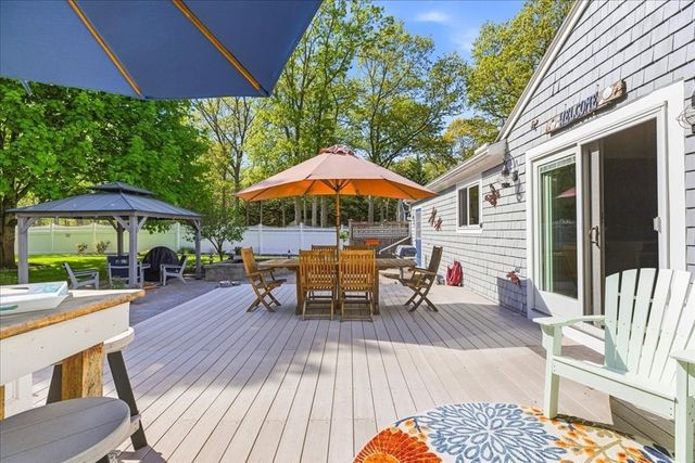 9 Woodridge Rd, Sandwich, MA 02537
