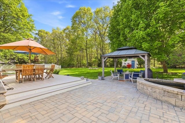 9 Woodridge Rd, Sandwich, MA 02537