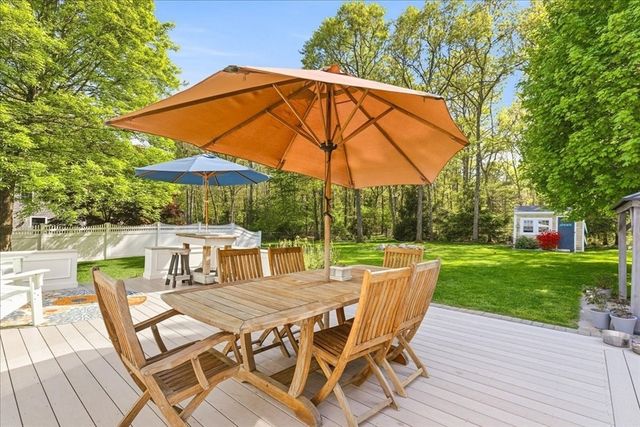 9 Woodridge Rd, Sandwich, MA 02537