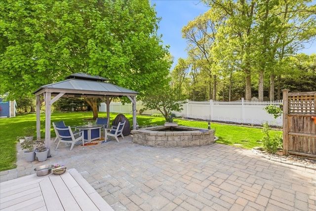 9 Woodridge Rd, Sandwich, MA 02537