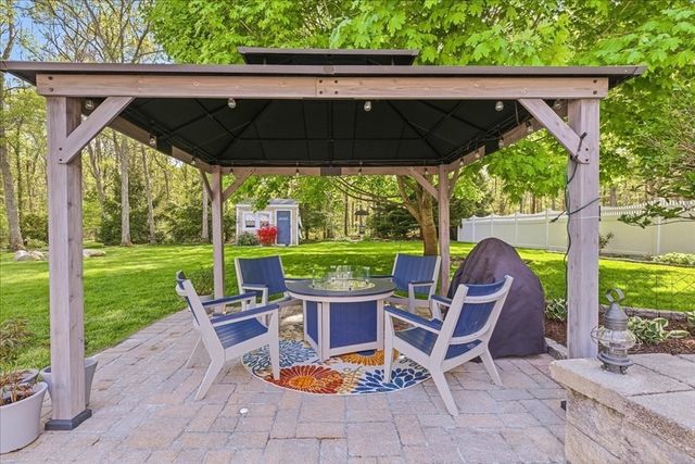 9 Woodridge Rd, Sandwich, MA 02537