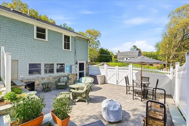 9 Woodridge Rd, Sandwich, MA 02537